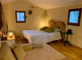 Chambre au calme dans maison avec vue, Hotel in Saint-Ambroix