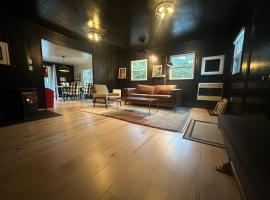 The Aviary - Hidden Playroom For Couples - Private Hot Tub - Mountain Views - Riverfront, Hotel in Lackawaxen