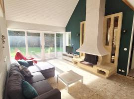 Grande maison de 4 chambres avec jardin et baby-foot, hótel í Trignac