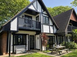 Luxury Woodland Retreat with Pool, Hotel in Saint Erth