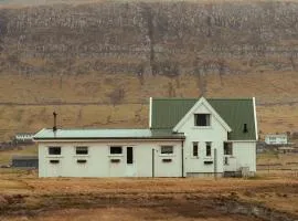 Bóndarósa - house - countryside life - lake view