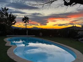 Villa provençale calme avec piscine privée, hotel u gradu Freži