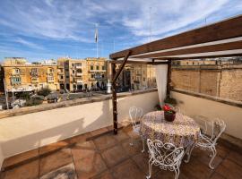 Birgu Square Townhouse, Rooftop & 3 Bathrooms, отель в городе Биргу