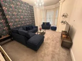 Modern 2-Bedroom Apartment - Heart of Douglas