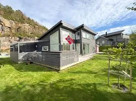 Stunning Home In Lindesnes With Wifi