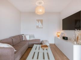 Modern Apartment with Balcony Near City Center, Hotel in Ostende