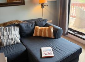 Ski-Inspired Retreat at the Base of Mount Snow, отель в городе Dover