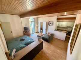 Lumineux studio en dernier étage, centre de Sospel, hotel en Sospel