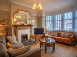 Art Deco Period Townhouse with Garden Near to Town