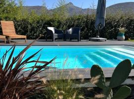 Chambre avec piscine, saison estivale, Hotel in Urrugne