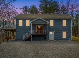 All Decked Up - wifi, view, river access, fire pit, 3 bedrooms, games, family friendly, Hotel in Great Cacapon