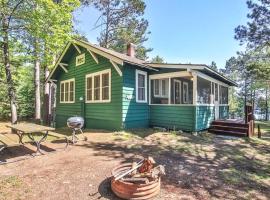 Hearthwood Beach House - On Lake Tomahawk, hotel di Minocqua