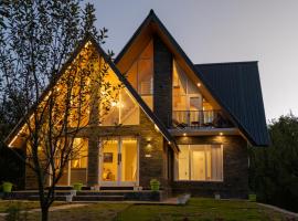 Whistling Thrush Villa - abode in an apple orchard in Naggar, Manali, khách sạn ở Nagar