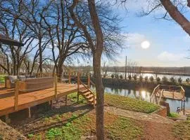 Lake Granbury House, Sleeps 11 with Lake Access!