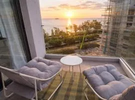 Central 2BR Beachfront Apt Sea View Balcony