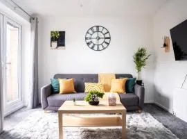 Modern Luxurious Apartment with Balcony