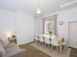 Entire Central 3 Bedroom House, Sleeps 8, Parking, Pet Friendly