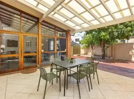 North Perth 3BR Home Steps To Hyde Park & Dining