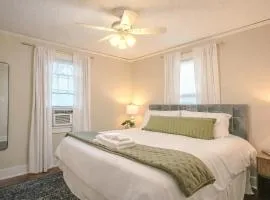 Centrally Located King Bed Midtown Crosstown 1428