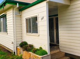 Holiday House in Sunbury Centre, hotel v mestu Sunbury