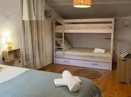 Petite maison avec jardin au centre du village