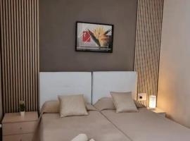 Private room with bathroom close to Valletta, hotel en Hamrun