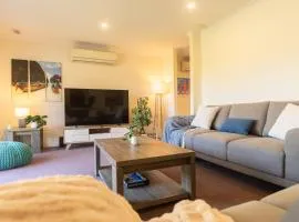 Peaceful 3BR Family Retreat Near Optus Std & Crown