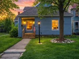 Blue & Gold Retreat sleeps 14 Minutes from ND