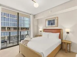 Luxury Studio Steps from Bayfrontpark