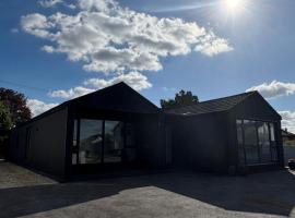 Rockview House & Villas Sleeps 30, 4 properties - 16 bed & outdoor sauna, Hotel in Cashel