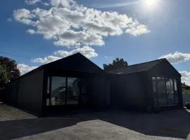 Rockview House & Villas Sleeps 30, 4 properties - 16 bed & outdoor sauna