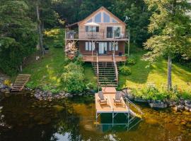 Red Cedar Haven Lakeside Tranquility, Hotel in Sidney