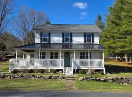Pocono Farmhouse - Fully Renovated 1881 Home