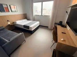 Stay Inn vista livre, piscina e ao lado da praia