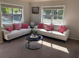 10 out of 10 Rated 3BR Home in the Heart of Clyde with Free Parking, hotel i Clyde