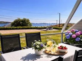 Med havutsikt og terrasse nær Groos strand