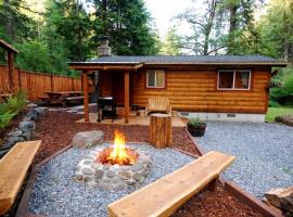 Knotty Shack- Unique Tiny Log Cabin with Hot Tub, hotel u gradu 'Ashford'