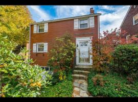 Beautiful three bedroom two bathroom one car garage spacious stylish house, khách sạn ở Pittsburgh