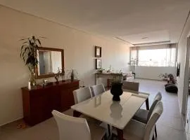 Apto Moderno no Centro - Completo e Confortável
