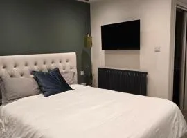 Studio 3 - NEW stylish apartment close to town & racecourse