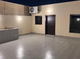 شقة غرفة نوم ومجلس ومطبخ ودورة مياه حي الحمدانية j16