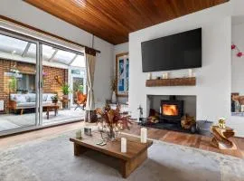 Corner View - Welcoming family home with conservatory