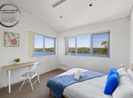 Luxe Waterview Double Room in Caringbah South - Ideal for Relaxation - Shared Bathroom, hotel din Lilli Pilli