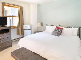 Cimarron Lodge 50 by AvantStay Ski-InSki-Out Property in Complex w Two Hot Tubs, готель у місті Теллурайд