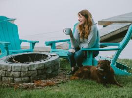 Little Landing Cottage On Cobbossee Lake, hotel in Winthrop