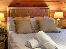 Herons Lake Retreat, Hotel in Caerwys