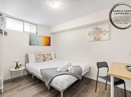 Relaxed Private Double Room in Carramar - Close to Station - Shared Bathroom