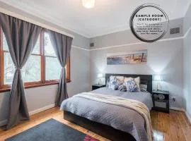 Boutique Double Room in Carramar - Close to Station & Shops - Shared Bathroom