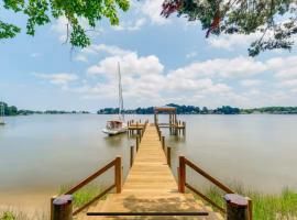 Private Waterfront Retreat with dock on 7 acre, hotel i Colonial Beach