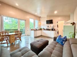 WHITE HAUS w private sauna and close to beach, hotel di Ucluelet